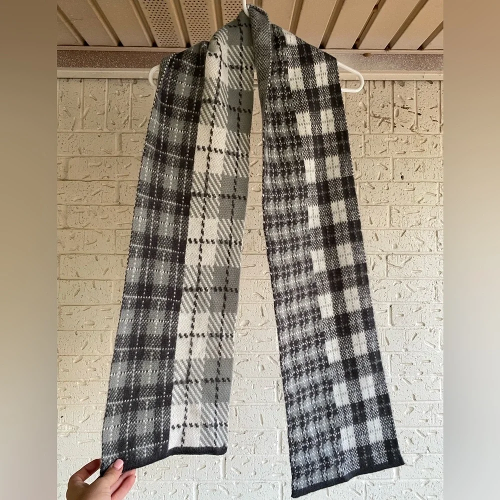 Charlie Paige Gray and White Knit Scarf